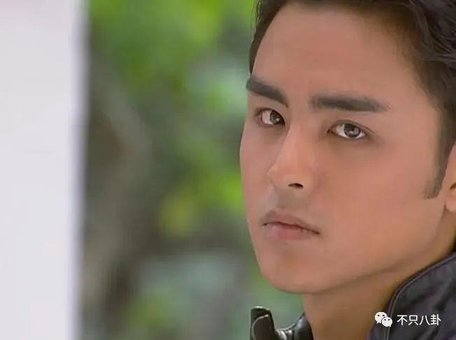 三年抱俩！曾宣称不婚的他如今抱娃速度好快啊！