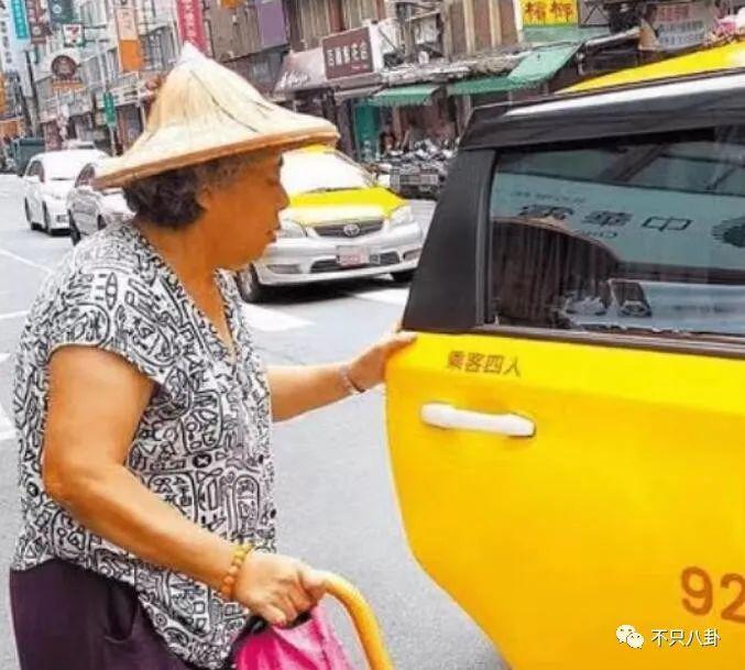 三年抱俩！曾宣称不婚的他如今抱娃速度好快啊！