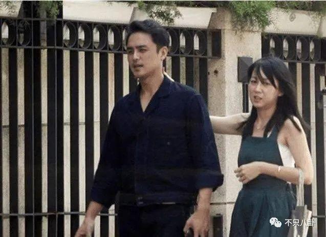 三年抱俩！曾宣称不婚的他如今抱娃速度好快啊！