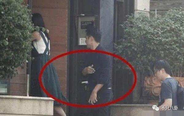 三年抱俩！曾宣称不婚的他如今抱娃速度好快啊！