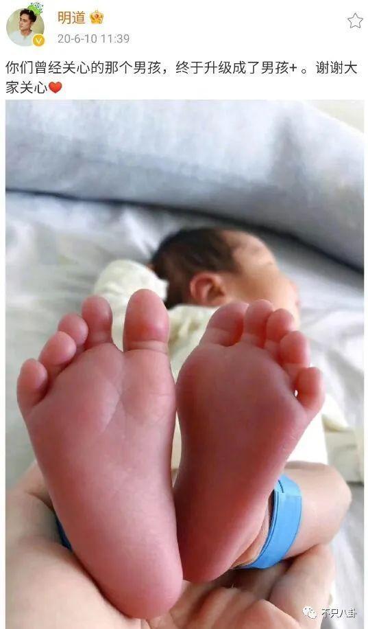 三年抱俩！曾宣称不婚的他如今抱娃速度好快啊！