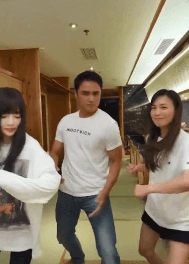 三年抱俩！曾宣称不婚的他如今抱娃速度好快啊！