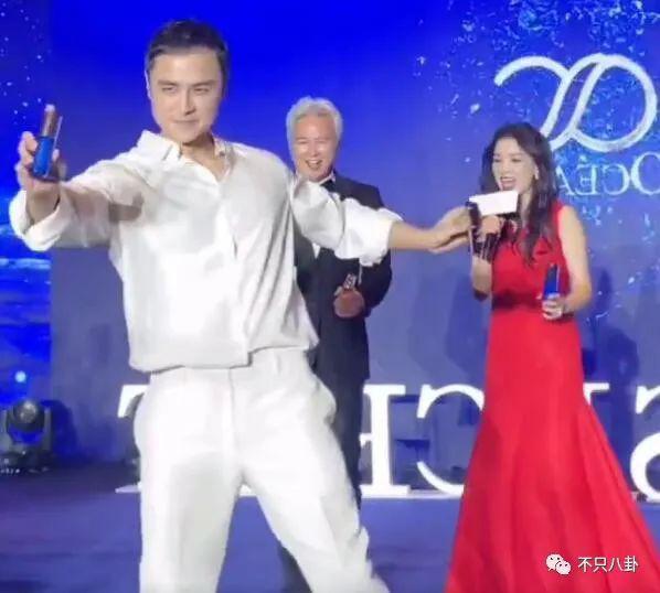 三年抱俩！曾宣称不婚的他如今抱娃速度好快啊！