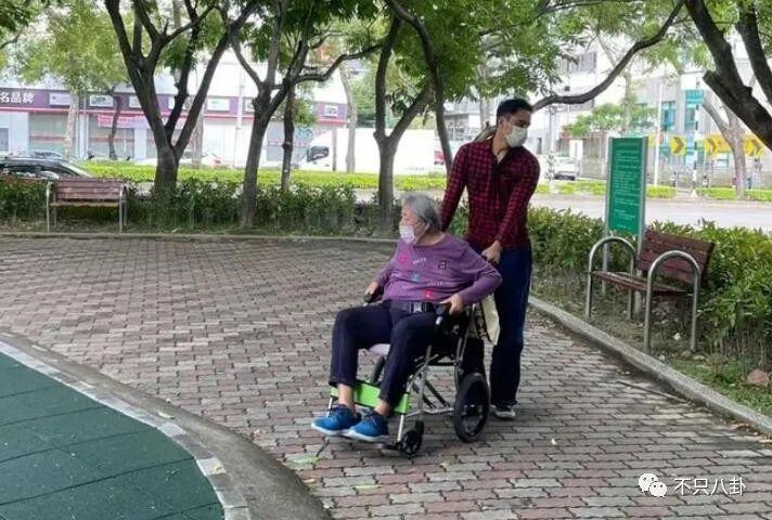 三年抱俩！曾宣称不婚的他如今抱娃速度好快啊！