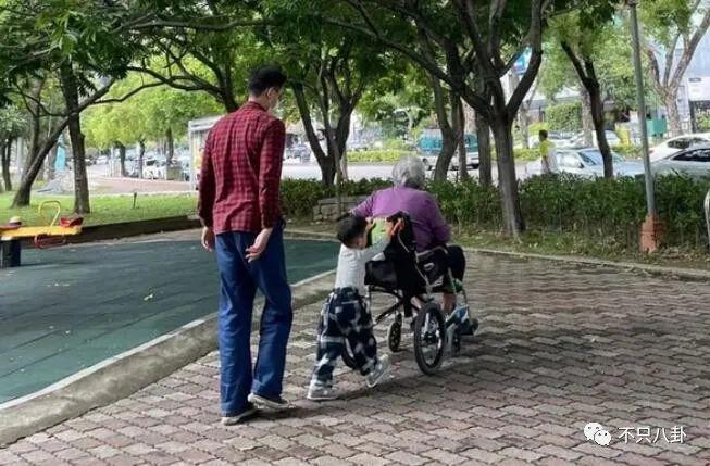 三年抱俩！曾宣称不婚的他如今抱娃速度好快啊！