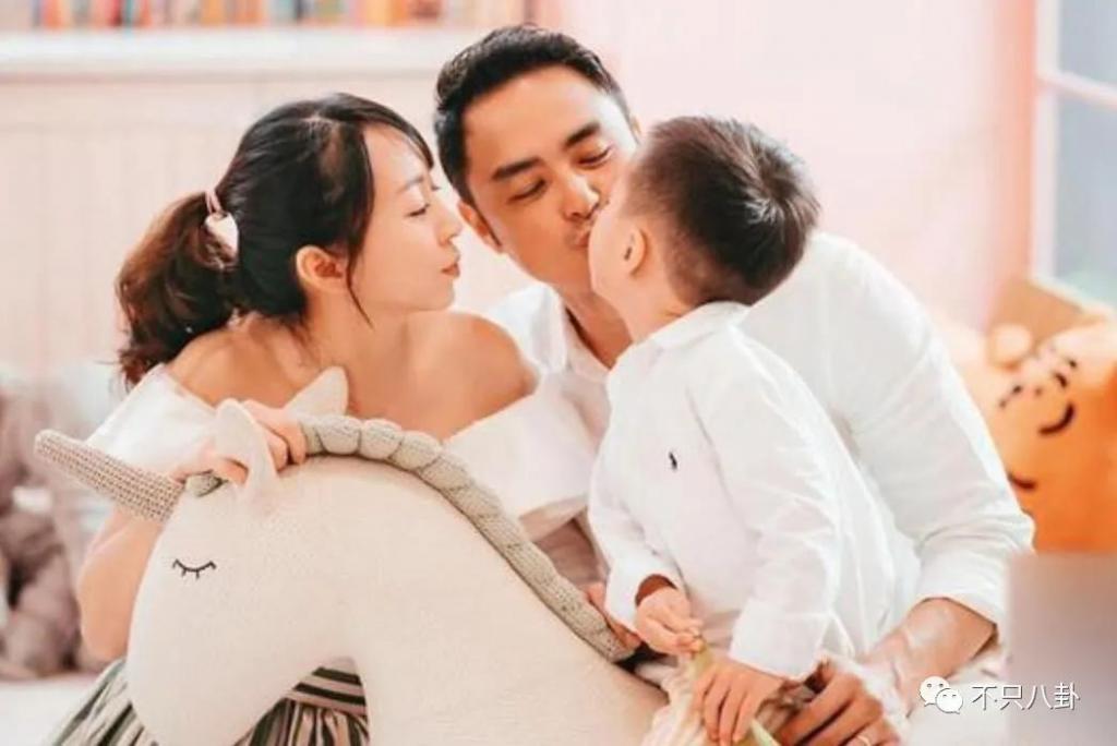 三年抱俩！曾宣称不婚的他如今抱娃速度好快啊！