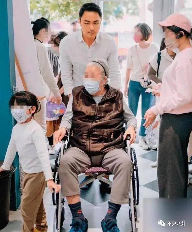 三年抱俩！曾宣称不婚的他如今抱娃速度好快啊！