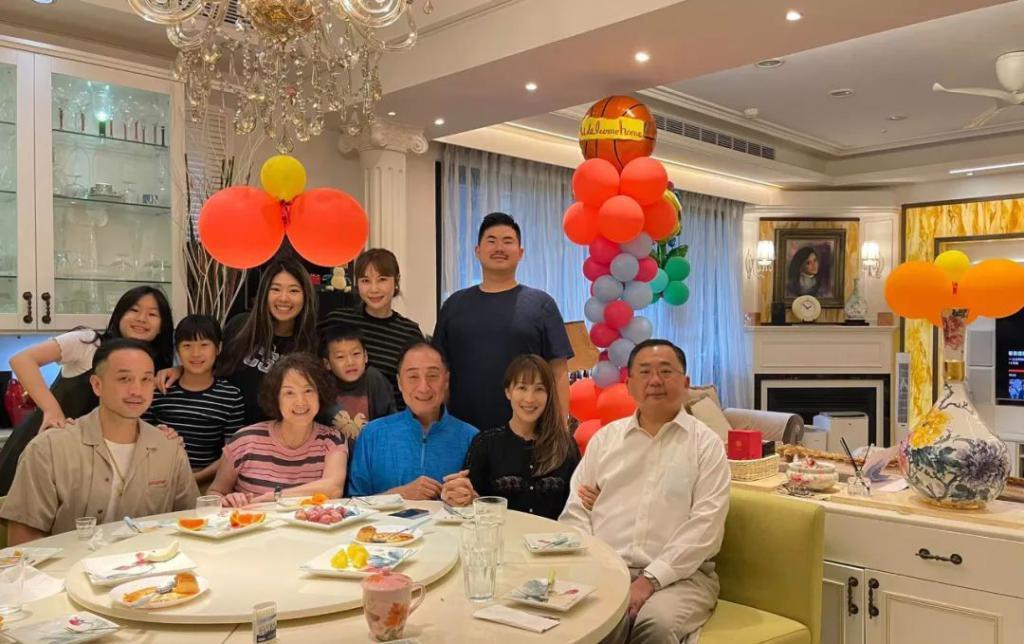 看起来毫无建树的综艺咖阔太弟弟，家族竟是部台北娱乐编年史