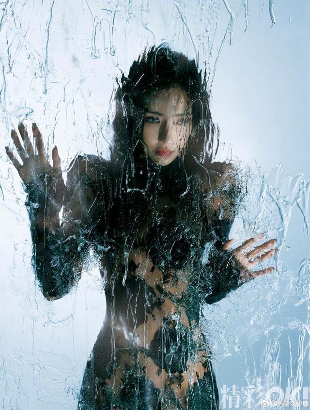 Angelababy流光陨石封面大片，身形优越诠释高级写意感