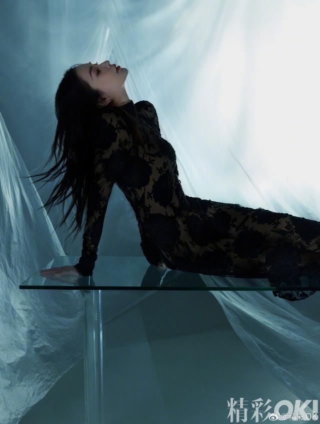 Angelababy流光陨石封面大片，身形优越诠释高级写意感