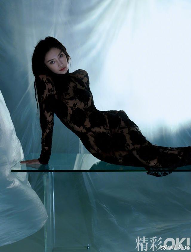 Angelababy流光陨石封面大片，身形优越诠释高级写意感