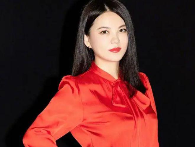 47岁李湘退休了！以后专注女儿家人，中年离婚带娃太幸福