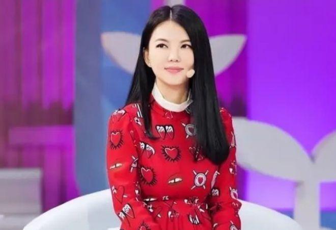 47岁李湘退休了！以后专注女儿家人，中年离婚带娃太幸福