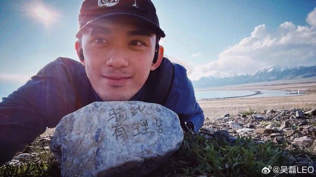 吴磊骑行打卡赛里木湖 少年笑容和蓝天碧水一般蔚蓝