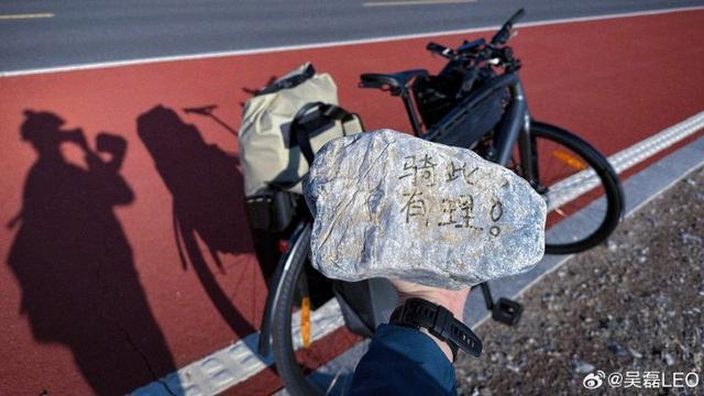 吴磊骑行打卡赛里木湖 少年笑容和蓝天碧水一般蔚蓝