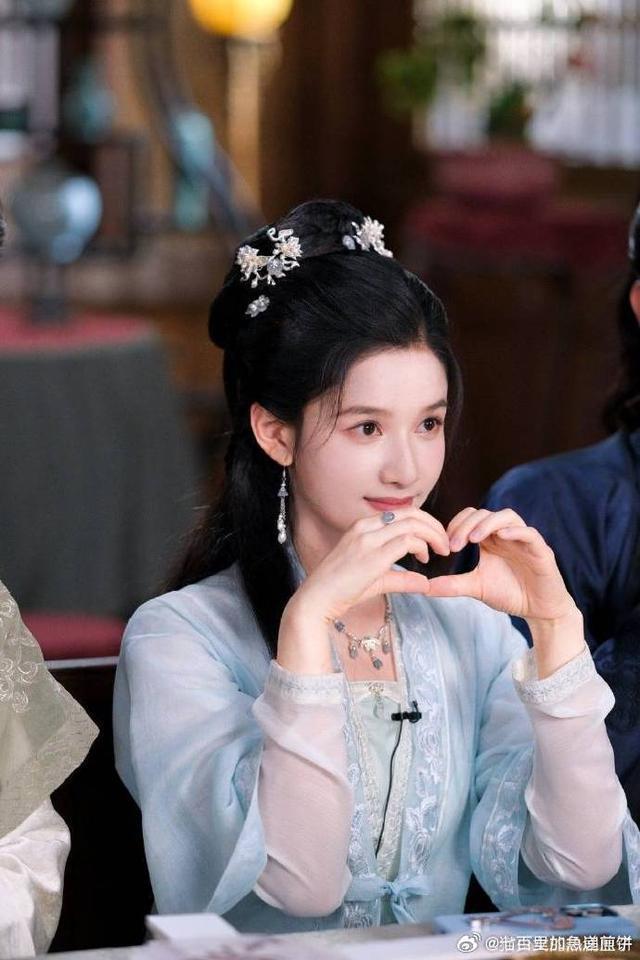 张婧仪新剧《惜花芷》杀青 古装造型美丽动人