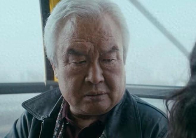 闫妮翻车了？与老头吻戏成焦点,观众直呼辣眼睛！