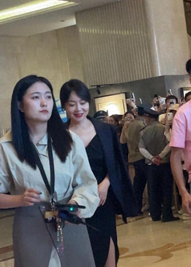 闫妮翻车了？与老头吻戏成焦点,观众直呼辣眼睛！