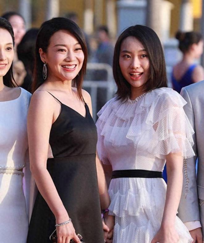 闫妮翻车了？与老头吻戏成焦点,观众直呼辣眼睛！