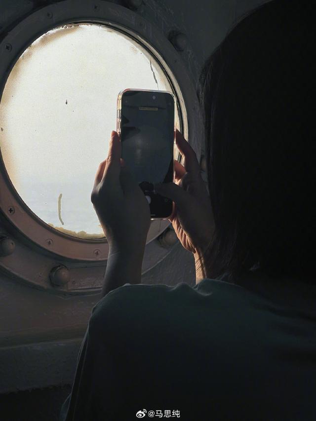 马思纯晒plog告别8月 涂面膜浴室摆拍活力可爱