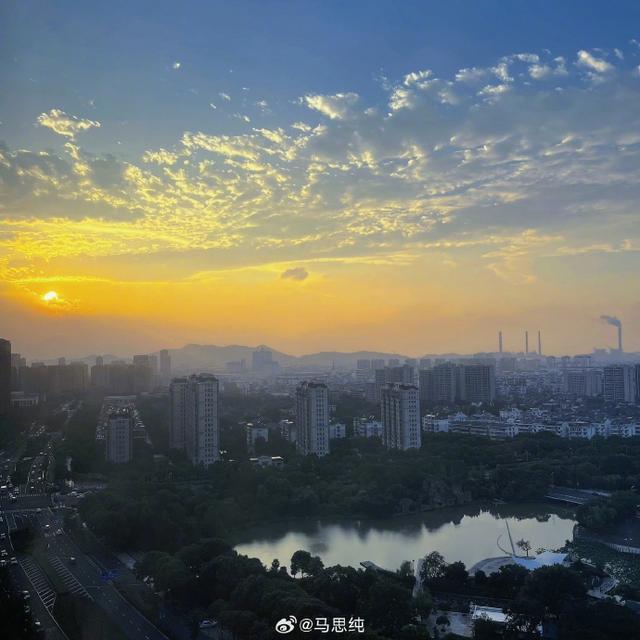 马思纯晒plog告别8月 涂面膜浴室摆拍活力可爱