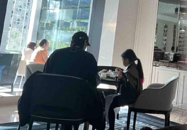 戚薇李承铉带女儿澳洲度假 Lucky染粉发尾炫酷