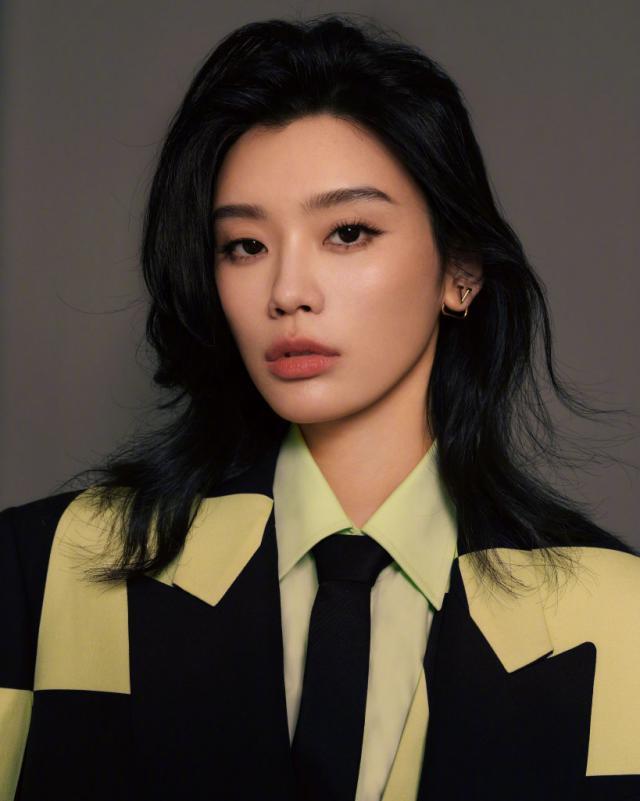 奚梦瑶出席时尚品牌活动 棋盘格西装造型写真酷飒