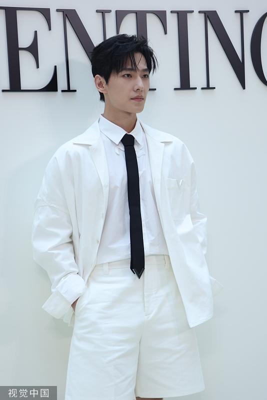 杨洋穿白西装出席活动 手插口袋骨相优越帅气十足