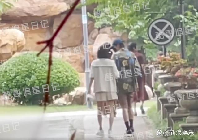 曝秦岚魏大勋手挽手回家