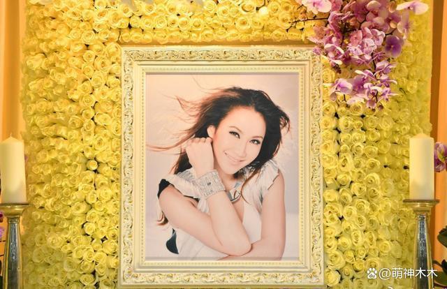 李玟大殓出殡！八位扶灵人送别，现场亲友哭成一片