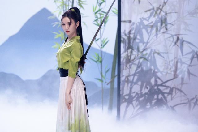 毛晓彤穿绿衣持剑化身女侠 抹红唇又美又飒