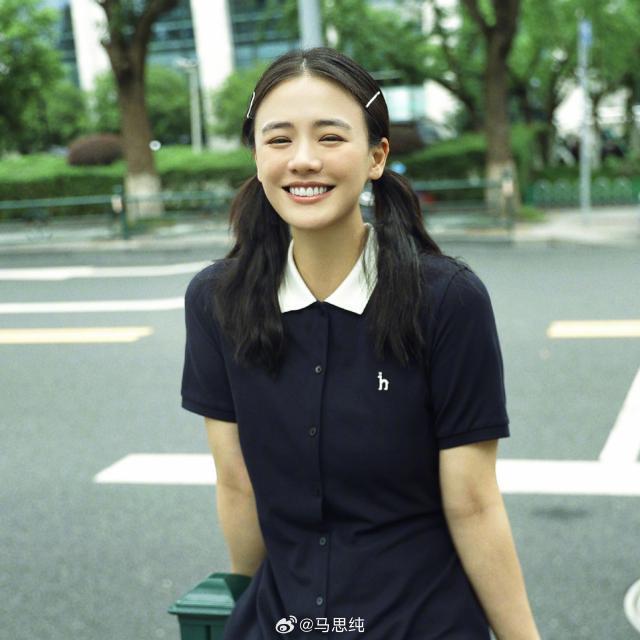 马思纯扎双马尾减龄俏皮 笑容明媚治愈