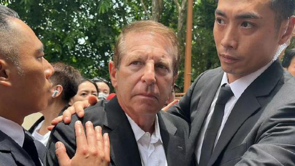 Bruce现身李玟火葬场被围堵，遭粉丝当面怒斥：下地狱