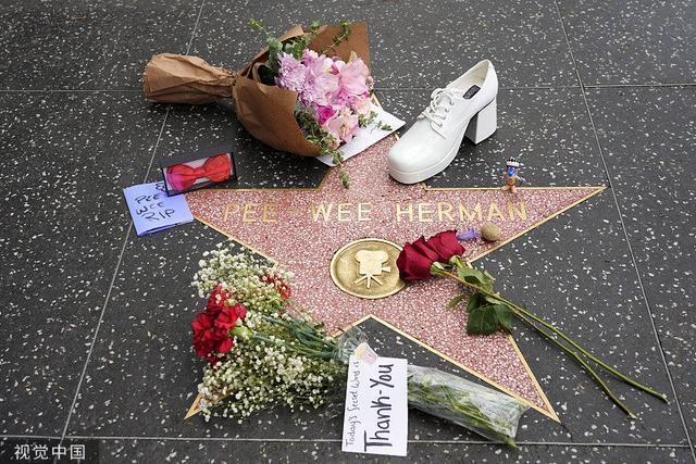 喜剧演员保罗·雷宾斯去世 路人在好莱坞星光大道献花悼念