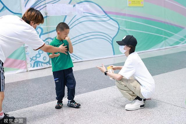 万茜身穿补丁元素白色T恤 与小粉丝互动好亲切