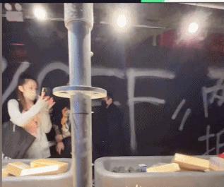 王思聪被曝升级做爸爸，抱婴儿图疯传，刚骂《封神》是垃圾片