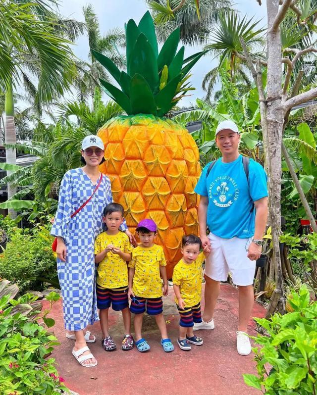 李乘德晒一家五口出游照 不忘与老婆胡杏儿甜蜜贴脸