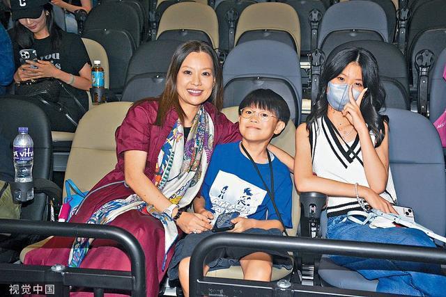 郑中基世界巡演澳门站开唱 妻子余思敏带儿女现身支持