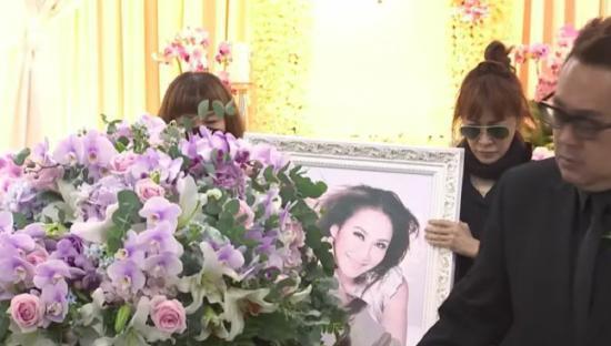 李玟妈妈因习俗缺席出殡仪式 长眠地暂时未定