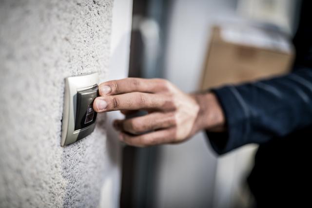 未来的终极选择：智能门锁对战智能门铃