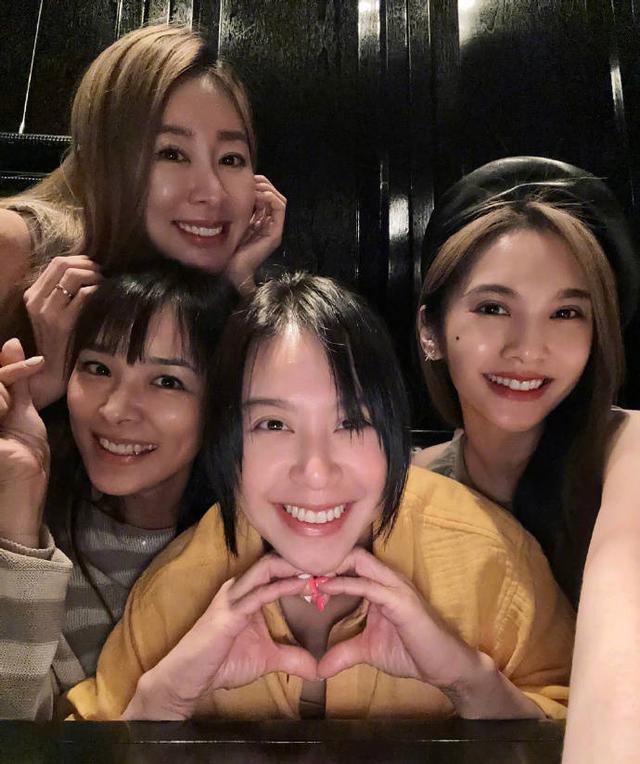 杨丞琳晒4inlove重聚合照 姐妹四人灿笑比耶感情好
