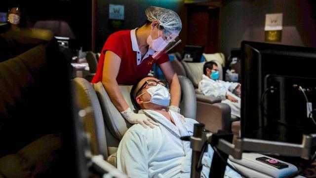 我觉得500块一晚的如家太贵了，所以我决定去洗浴中心过夜。