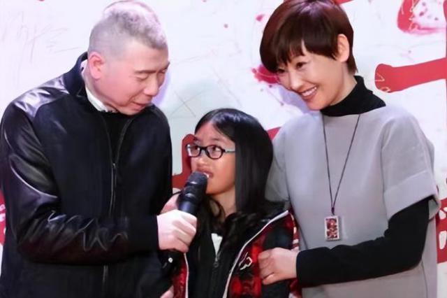 徐帆带养女探班冯小刚 素颜现身露黄褐斑显沧桑