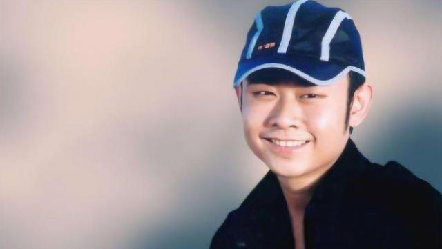 杨坤罕露面！独自开新车吃饭模样似素人，疑被刀郎反讽显落寞