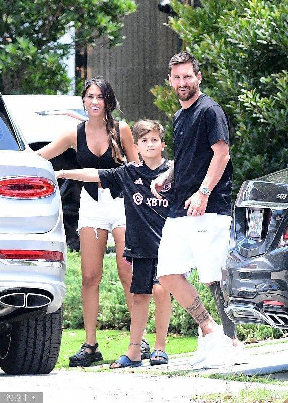 球王梅西一家三口外出购物 儿子穿10号梅西球衣好瞩目