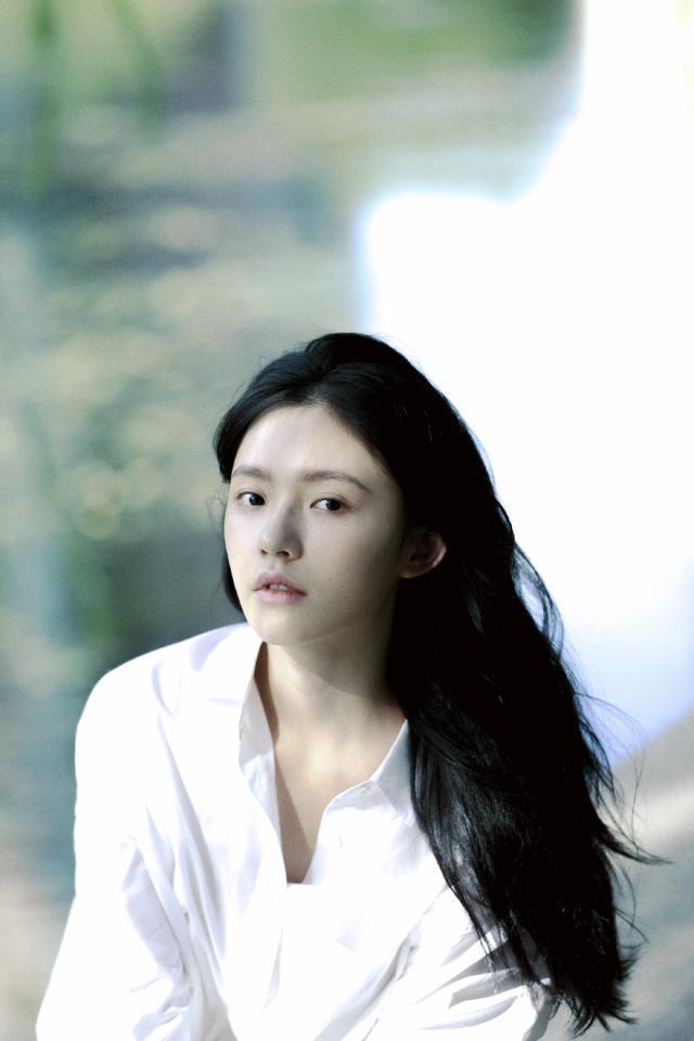 林允穿白衬衫清纯可人 发丝飞舞氛围感满分