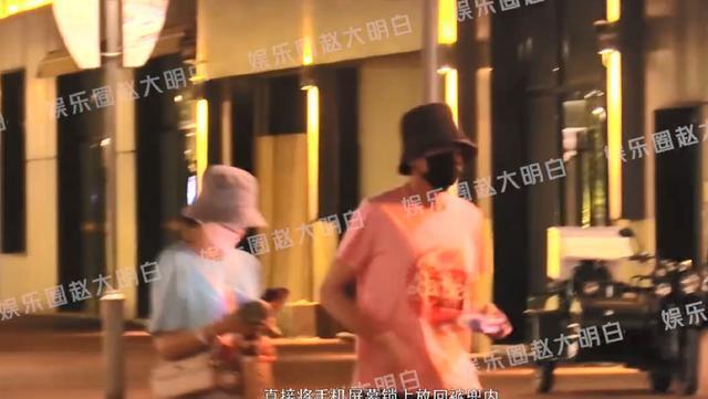 张若昀唐艺昕一起外出看电影 两人并肩同行低调甜蜜