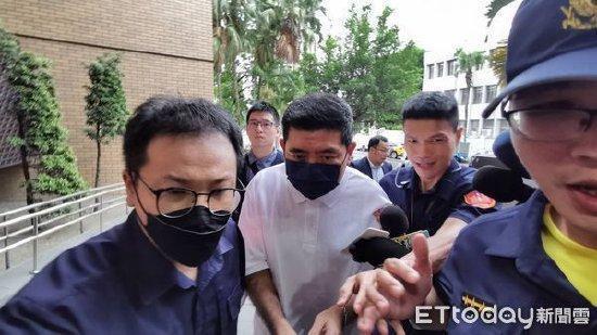 NONO性骚扰性侵风波后首露面 前往妇幼警察队应讯