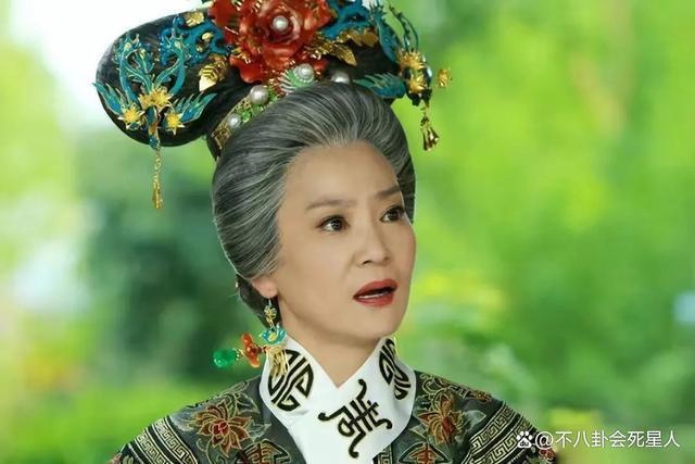64岁刘雪华大变样，皮肤松弛皱纹堆积，狰狞似“格格巫”