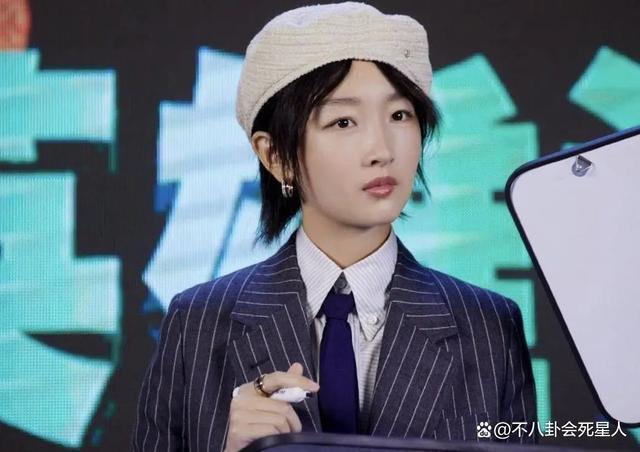 周冬雨终于秀对性感！挂脖礼服性感恰到好处，被赞像汤唯